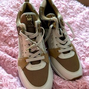 Brand new sneakers never wore